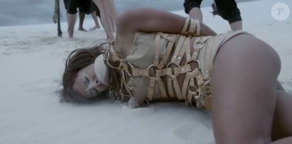 Shy'm en esclave des temps mordernes – Image extraite du clip La Malice de Shy'm, dévoilé le 21 octobre 2014
