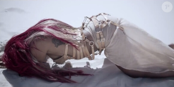 Shy'm, sensuelle sauvageonne – Image extraite du clip La Malice de Shy'm, dévoilé le 21 octobre 2014