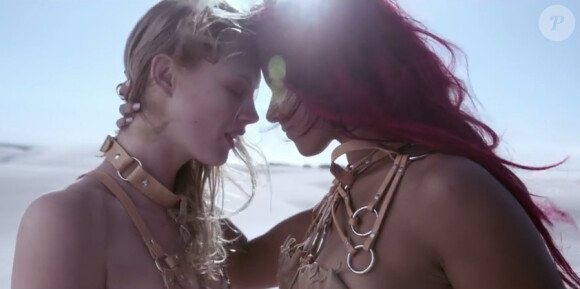La chanteuse Shy'm, sexy avec ses cheveux rouges et son look de sauvageonne – Image extraite du clip La Malice de Shy'm, dévoilé le 21 octobre 2014