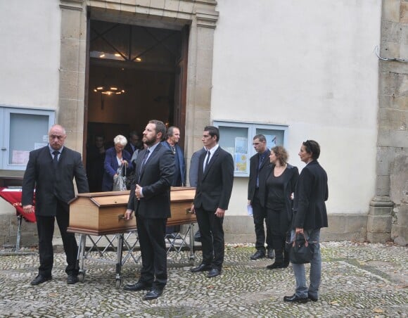 Nicole Galabru aux côtés du cercueil - Obsèques de Marc Galabru, le frère cadet de Michel Galabru, médecin, homme de lettres et de théâtre, en l'église Saint-Vincent au Bousquet-d'Orb, le 14 octobre 2014.