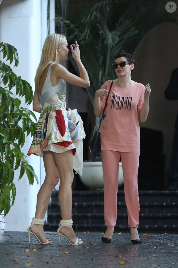 Jaime King et Rose McGowan lors du défilé du CFDA/Vogue Fashion Fund au Chateau Marmont. West Hollywood, Los Angeles, le 21 octobre 2014.