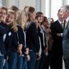 Le roi Philippe de Belgique face à la folie du selfie lors de la réception, le 22 octobre 2014 au château de Laeken, de sportifs de haut niveau s'étant distingués en 2013 et 2014.