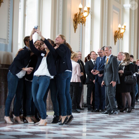 Le roi Philippe de Belgique face à la folie du selfie lors de la réception, le 22 octobre 2014 au château de Laeken, de sportifs de haut niveau s'étant distingués en 2013 et 2014.