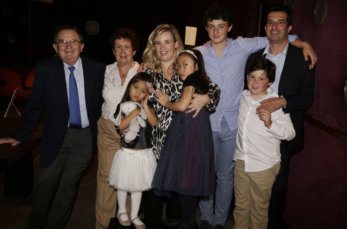 photo-h-l-ne-darroze-pose-avec-les-siens-ses-parents-ses-filles