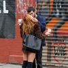 Scout Willis embrasse tendrement son nouveau boyfriend Matt Sukkar dans les rues de New York, le 23 octobre 2014.