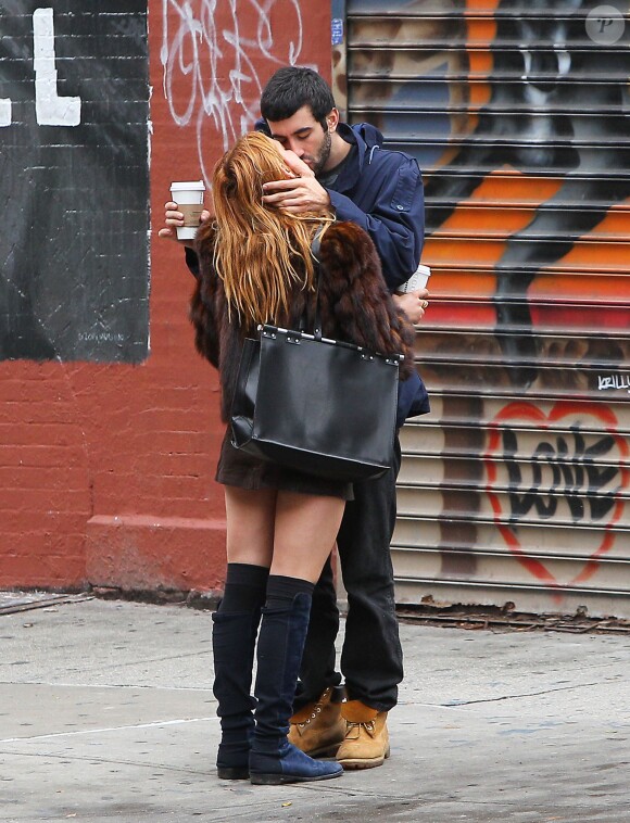 Scout Willis embrasse son nouveau petit ami Matt Sukkar dans les rues de New York, le 23 octobre 2014.