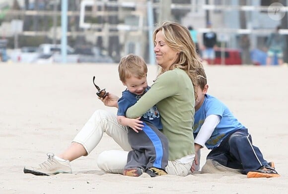 Sheryl Crow emmène ses deux enfants Levi et Wyatt à la plage à Venice, le 23 janvier 2013.