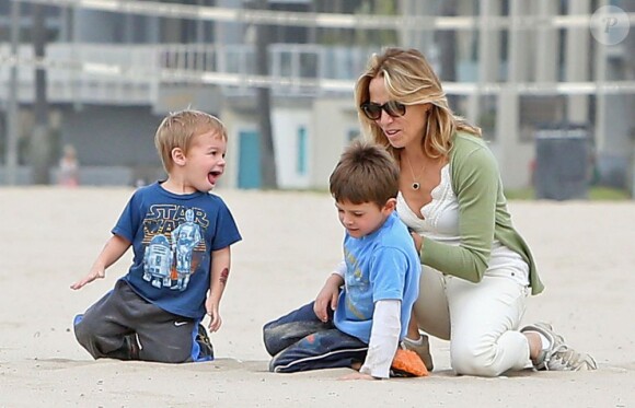 Sheryl Crow emmène ses deux enfants Levi et Wyatt à la plage à Venice, le 23 janvier 2013.