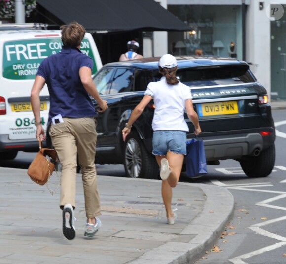 Exclusif - Pippa Middleton retourne en courant à sa voiture, le 9 août 2014, lors d'une séance shopping à Londres avec Nico Jackson.