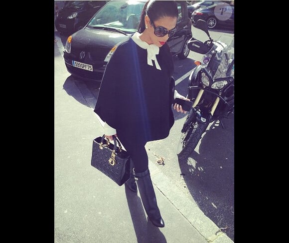 Ayem ravissante en bottes Givenchy, sac Lady Dior à la main – Les dix photos Instagram les plus sexy d'Ayem Nour