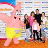 Brooke Burke en famille lors de l'événement sportif Skechers Pier to Pier Friendship Walk à Manhattan Beach, le 26 octobre 2014.