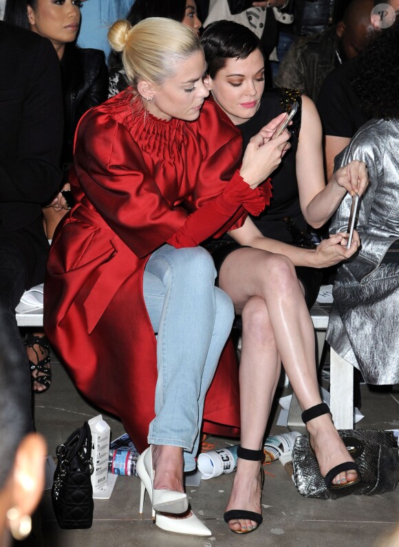 Jaime King et Rose McGowan jouent avec leurs téléphones lors d'une soirée à Los Angeles, le 27 octobre 2014.