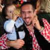 Franck Ribéry avec son fils Seïf el Islam à l'Oktoberfest à Munich le 6 octobre 2013.