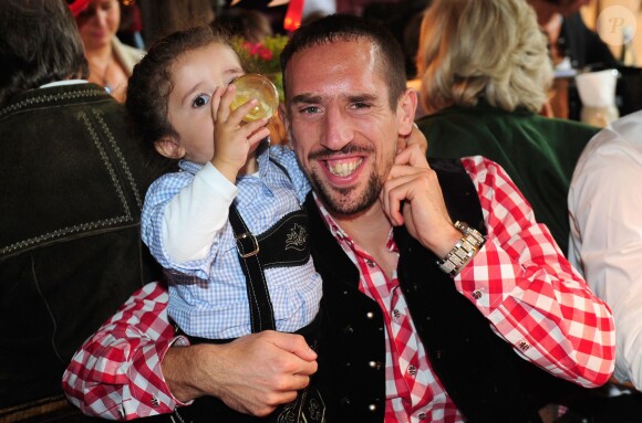 Franck Ribéry avec son fils Seïf el Islam à l'Oktoberfest à Munich le 6 octobre 2013.