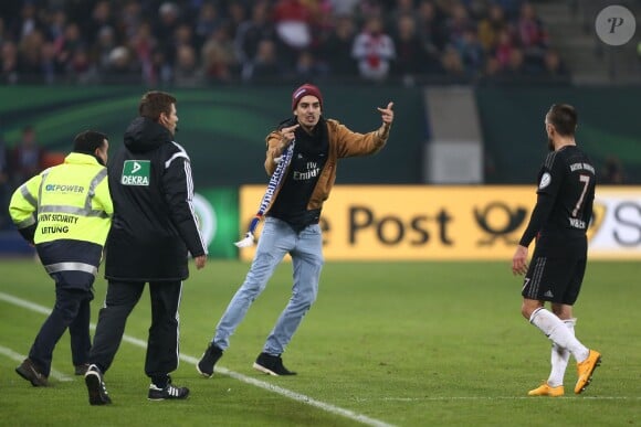 Franck Ribéry chahuté par un supporter à Hambourg, le 29 octobre 2014. 