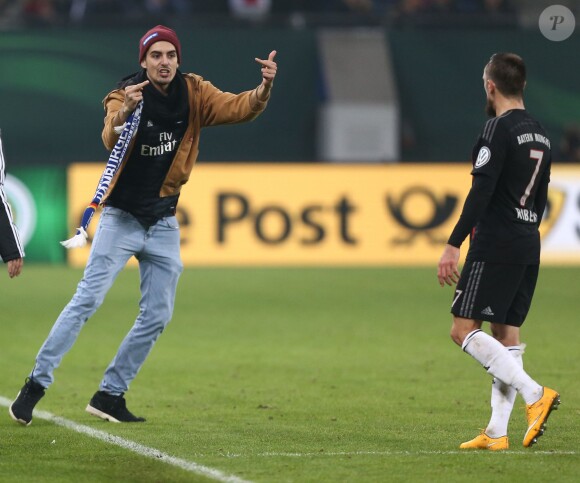 Franck Ribéry embêté par un supporter à Hambourg, le 29 octobre 2014. 