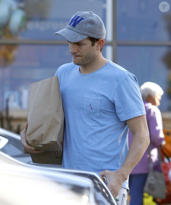 Exclusif - Ashton Kutcher fait des courses à Los Angeles, le 11 octobre 2014.