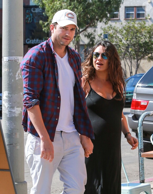 Exclusif - Mila Kunis (enceinte) et son fiancé Ashton Kutcher vont prendre un petit-déjeuner à Venice, le 17 septembre 2014.