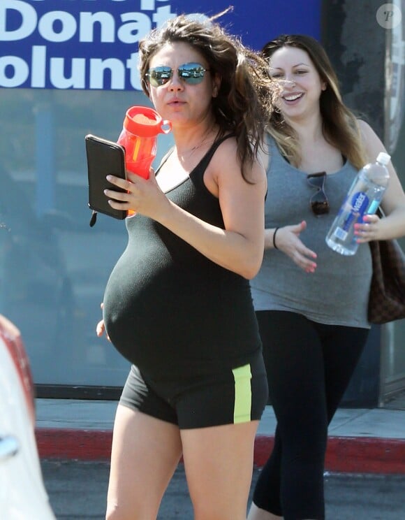 Exclusif - Mila Kunis, enceinte, quitte son cours de yoga à Los Angeles, le 16 septembre 2014.