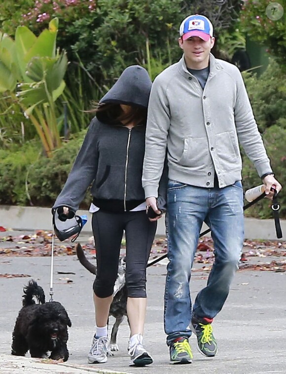 Exclusif - Ashton Kutcher et sa fiancée Mila Kunis promènent leurs chiens à Los Angeles. Le 1er mars 2014.