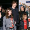 Ashton Kutcher en compagnie de Demi Moore et de ses filles Rumer, Scout et Tallulah à Los Angeles, le 14 décembre 2003.