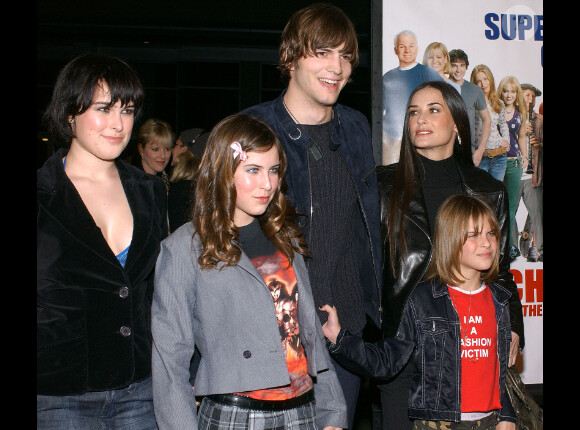 Ashton Kutcher en compagnie de Demi Moore et de ses filles Rumer, Scout et Tallulah à Los Angeles, le 14 décembre 2003.