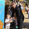 Robin Thicke et son fils Julian se promènent à Los Angeles, le 18 octobre 2014.
