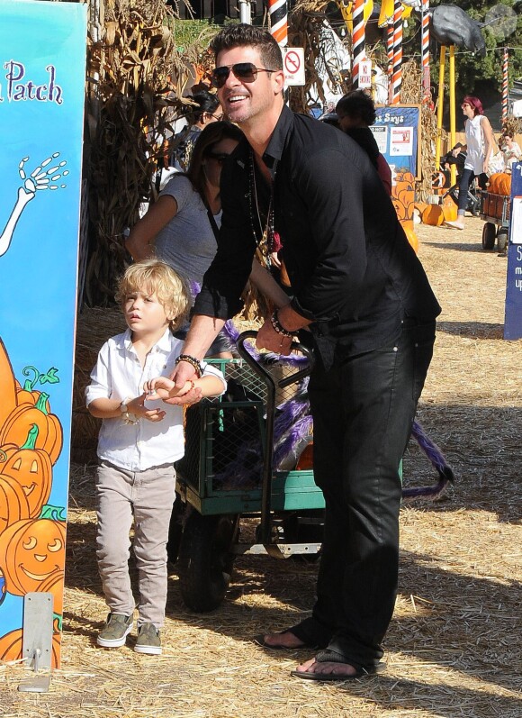 Robin Thicke et son fils Julian se promènent à Los Angeles, le 18 octobre 2014.