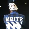 Jay Z porte le masque de Jackson et une chemise Off-White sur la scène du Barclays Center, lors du concert Powerhouse 2014. Brooklyn, le 30 octobre 2014.