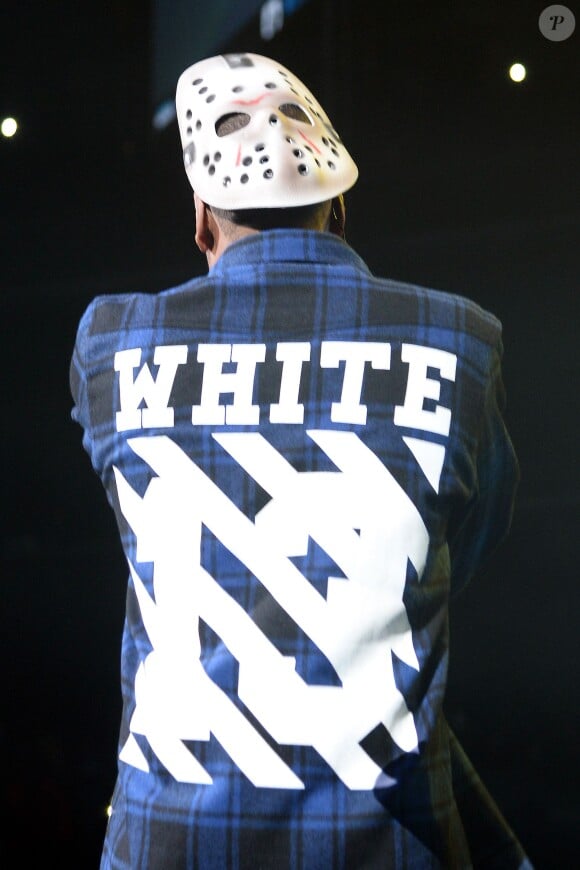 Jay Z porte le masque de Jackson et une chemise Off-White sur la scène du Barclays Center, lors du concert Powerhouse 2014. Brooklyn, le 30 octobre 2014.