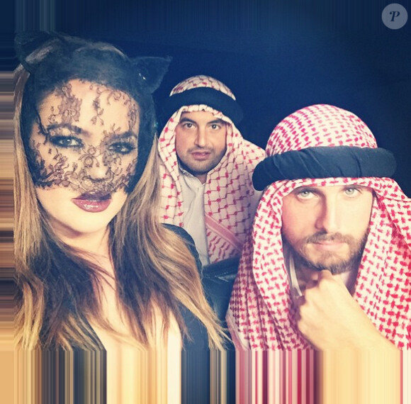 Khloé Kardashian déguisée en chaton sexy avec Scott Disick déguisé en cheikh pour Halloween, le 31 octobre 2014.