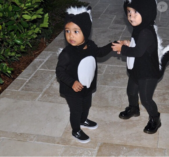 North West (à gauche) déguisée en putois avec sa cousine Penelope pour Halloween, le 31 octobre 2014.