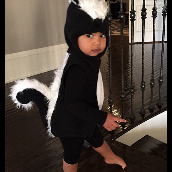 North West, la fille de Kim Kardashian et de Kanye West déguisée en putois pour Halloween, le 31 octobre 2014.