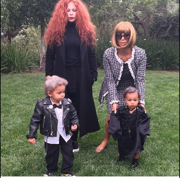 North West (à droite) avec Kim Kardashian déguisée en Anna Wintour pour Halloween, le 31 octobre 2014.