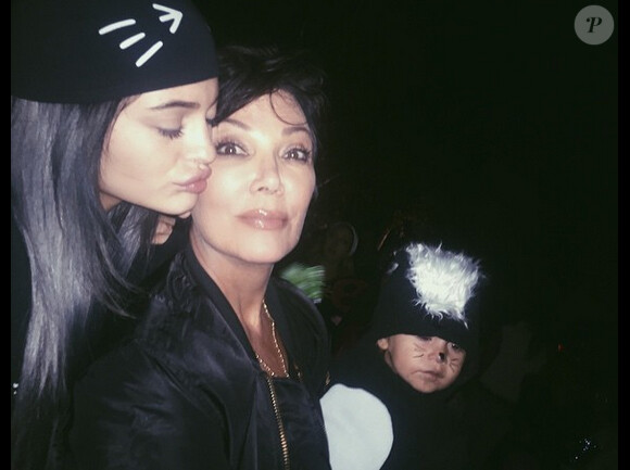 Kylie Jenner avec sa mère Kris et sa nièce North West (fille de Kim Kardashian et de Kanye West), le 31 octobre 2014.