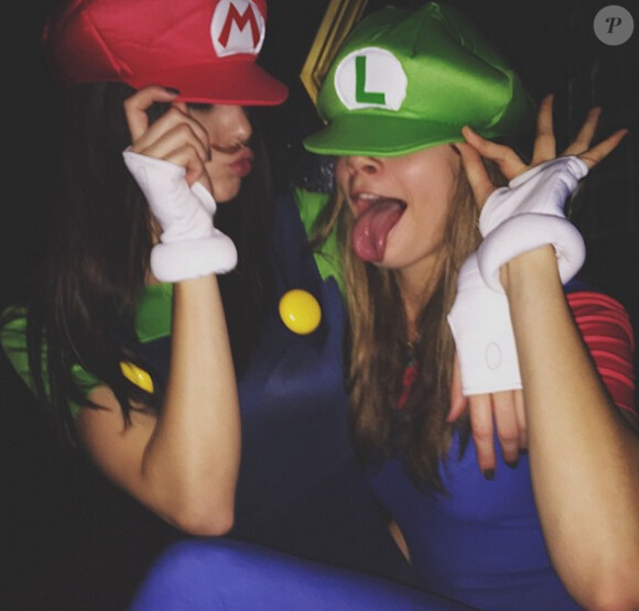 Kendall Jenner déguisée en Mario avec Cara Delevingne en Luigi pour Halloween, le 31 octobre 2014.