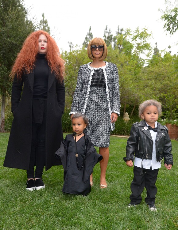 North West (à droite) avec Kim Kardashian déguisée en Anna Wintour pour Halloween, le 31 octobre 2014.