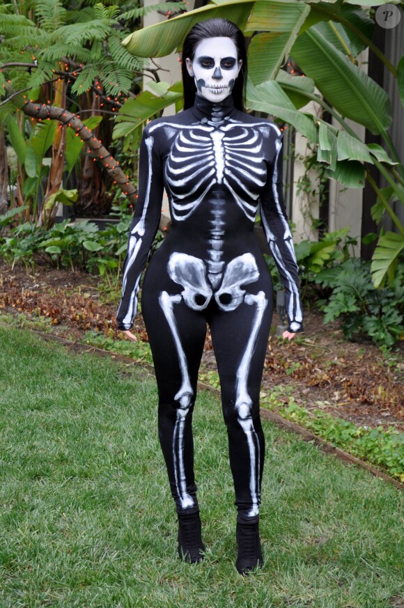 Kim Kardashian déguisée en squelette pour Halloween, le 31 octobre 2014.
