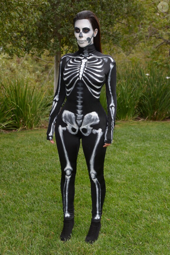 Kim Kardashian déguisée en squelette pour Halloween, le 31 octobre 2014.
