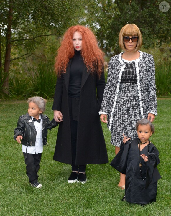 North West (à droite) avec Kim Kardashian déguisée en Anna Wintour pour Halloween, le 31 octobre 2014.