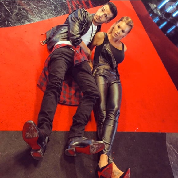 Amélie Neten et un ami, sur le tapis rouge de "Danse avec les stars 5", le 1er novembre 2014.