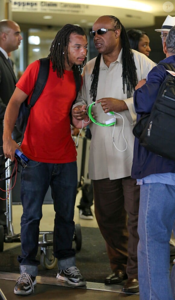Stevie Wonder et son fils Kwame, 26 ans, à l'aéroport de Los Angeles, le 26 août 2013