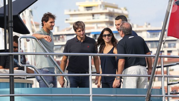Rafael Nadal et sa belle Xisca ont visité un yacht de luxe, le Blue Ice, à Cannes, le 15 octobre 2014, avec l'idée de se l'offrir pour y passer ses vacances d'été. Une petite folie à 27,9 millions d'euros