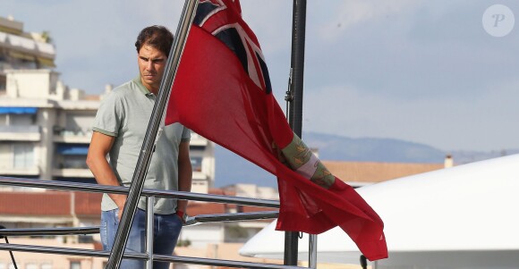 Rafael Nadal et sa belle Xisca ont visité un yacht de luxe, le Blue Ice, à Cannes, le 15 octobre 2014, avec l'idée de se l'offrir pour y passer ses vacances d'été. Une petite folie à 27,9 millions d'euros