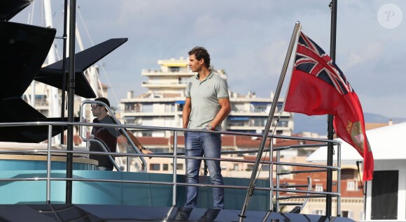 Rafael Nadal et sa belle Xisca ont visité un yacht de luxe, le Blue Ice, à Cannes, le 15 octobre 2014, avec l'idée de se l'offrir pour y passer ses vacances d'été. Une petite folie à 27,9 millions d'euros