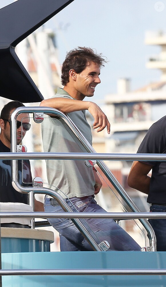 Rafael Nadal et sa belle Xisca ont visité un yacht de luxe, le Blue Ice, à Cannes, le 15 octobre 2014, avec l'idée de se l'offrir pour y passer ses vacances d'été. Une petite folie à 27,9 millions d'euros