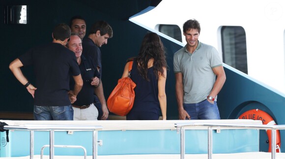 Rafael Nadal et sa belle Xisca ont visité un yacht de luxe, le Blue Ice, à Cannes, le 15 octobre 2014, avec l'idée de se l'offrir pour y passer ses vacances d'été. Une petite folie à 27,9 millions d'euros