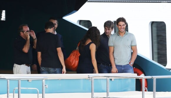 Rafael Nadal et sa belle Xisca ont visité un yacht de luxe, le Blue Ice, à Cannes, le 15 octobre 2014, avec l'idée de se l'offrir pour y passer ses vacances d'été. Une petite folie à 27,9 millions d'euros