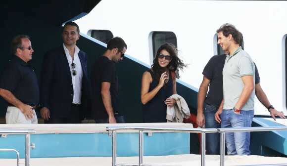 Rafael Nadal et sa belle Xisca ont visité un yacht de luxe, le Blue Ice, à Cannes, le 15 octobre 2014, avec l'idée de se l'offrir pour y passer ses vacances d'été. Une petite folie à 27,9 millions d'euros