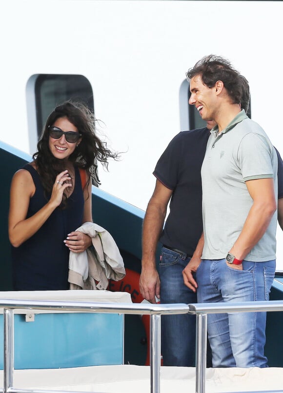 Rafael Nadal et sa belle Xisca visiblement séduits par le Blue Ice, à Cannes, le 15 octobre 2014, un yacht de luxe à vendre pour 27,9 millions d'euros